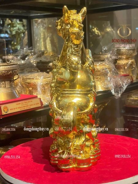 Tượng ngựa bằng đồng dát vàng