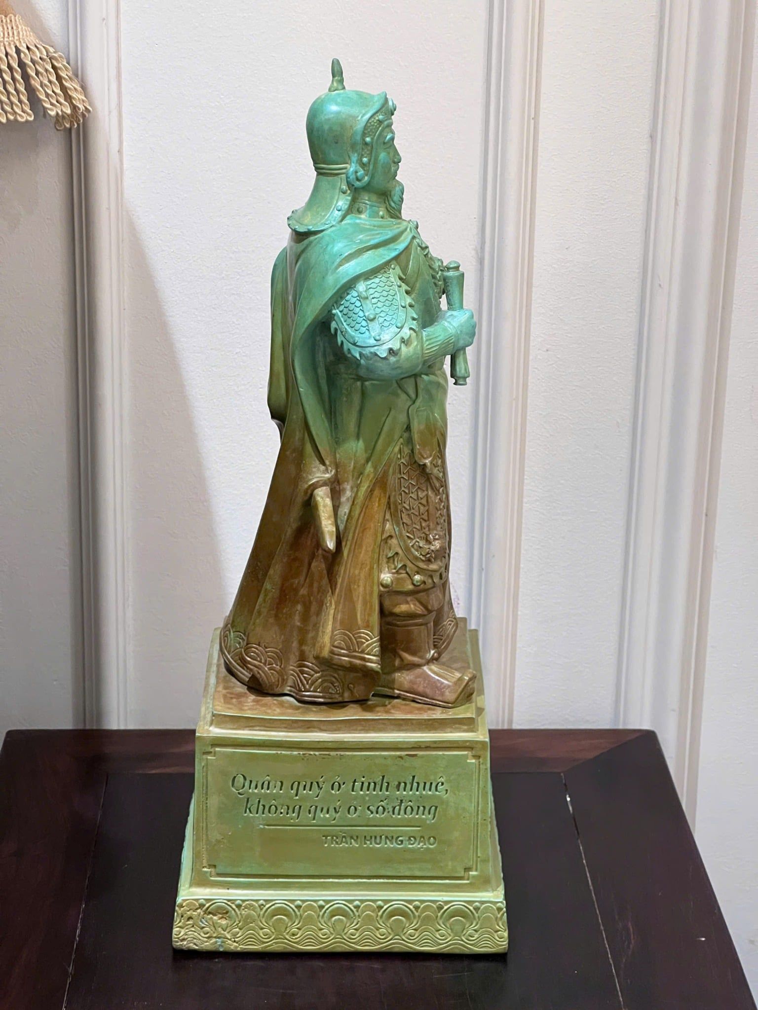 Tượng Trần Hưng Đạo bằng đồng màu xanh khoáng nhiệt cao 42cm