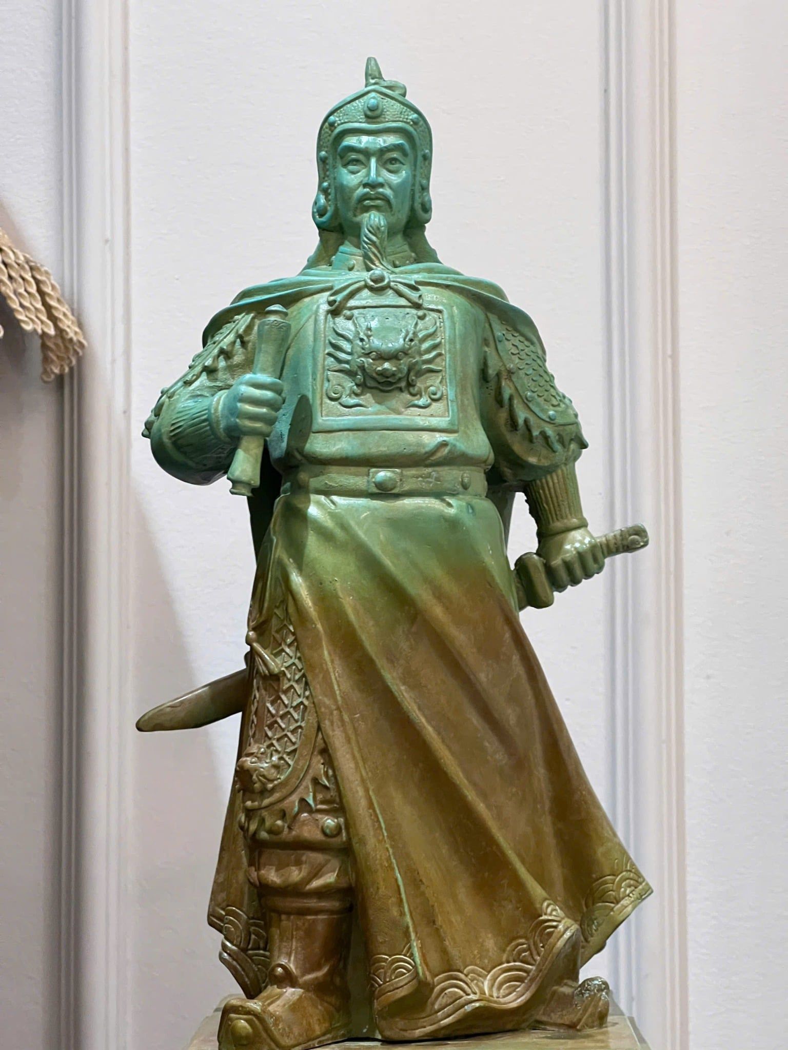 Tượng Trần Hưng Đạo bằng đồng màu xanh khoáng nhiệt cao 42cm