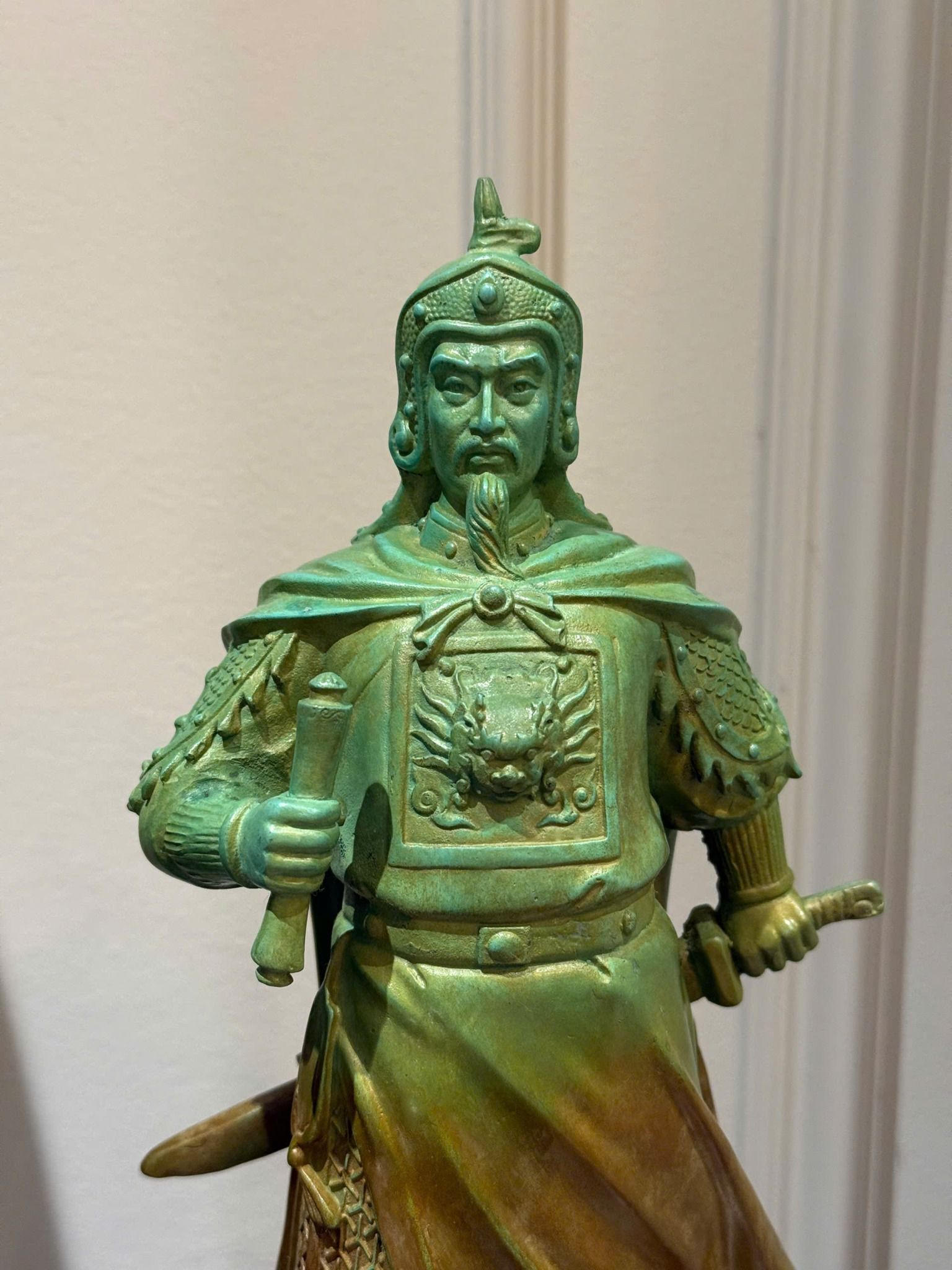 Tượng Trần Hưng Đạo bằng đồng màu xanh khoáng nhiệt cao 42cm
