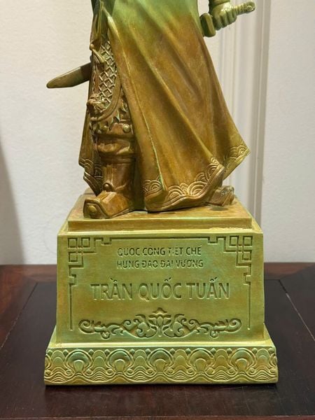 Tượng Trần Hưng Đạo bằng đồng