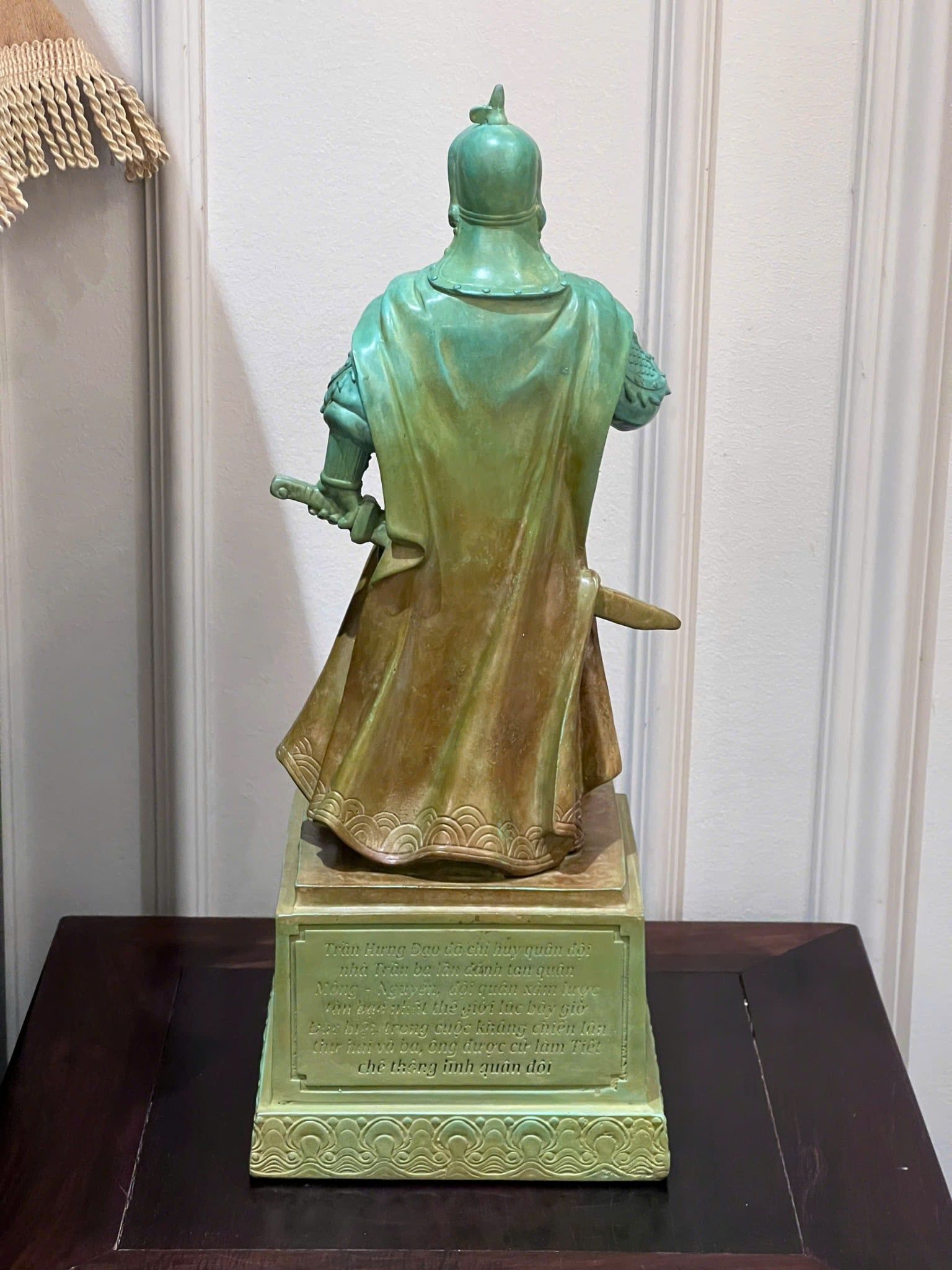 Tượng Trần Hưng Đạo bằng đồng màu xanh khoáng nhiệt cao 42cm