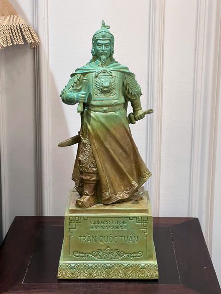 Tượng Trần Hưng Đạo bằng đồng