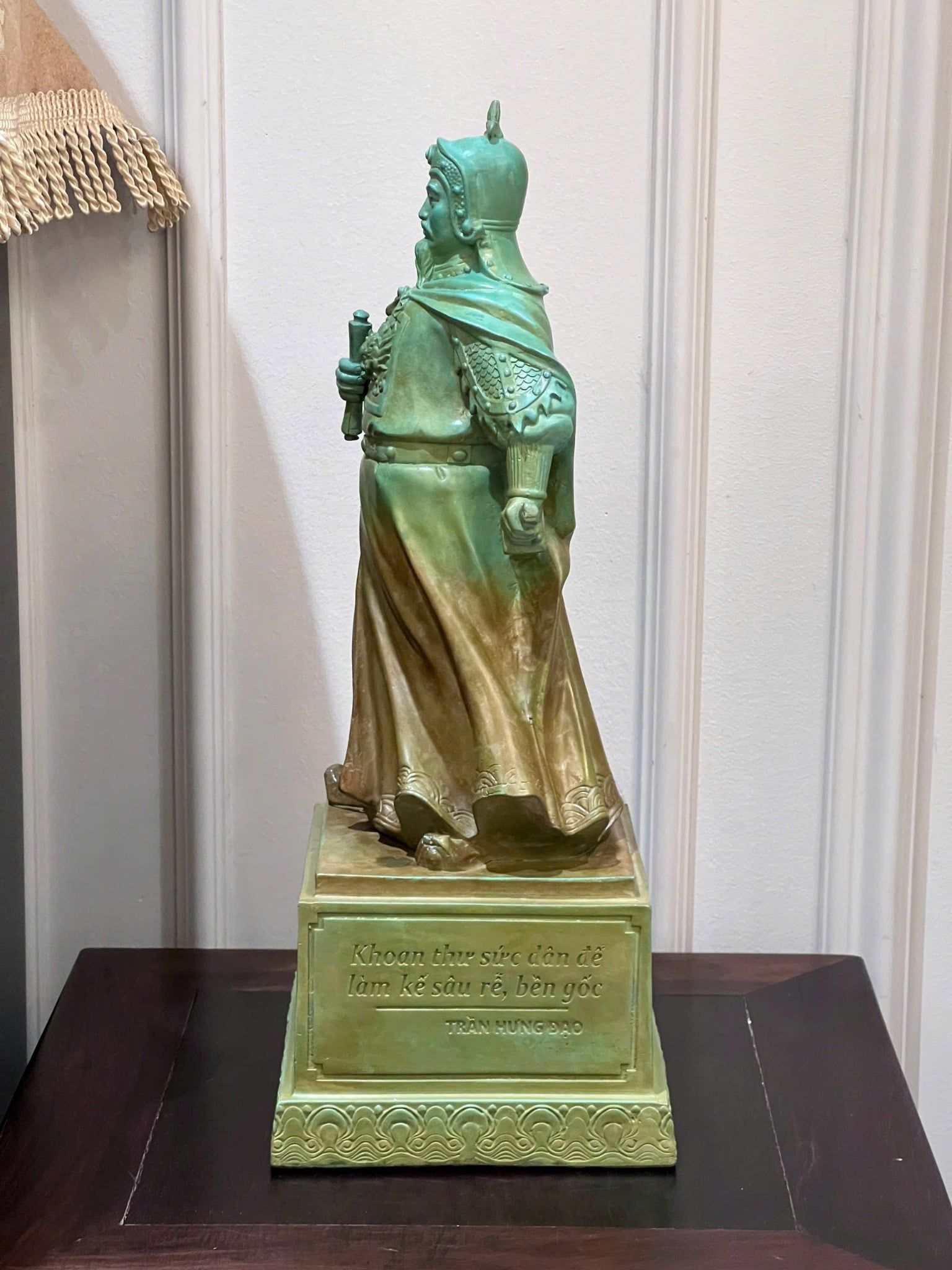 Tượng Trần Hưng Đạo bằng đồng màu xanh khoáng nhiệt cao 42cm
