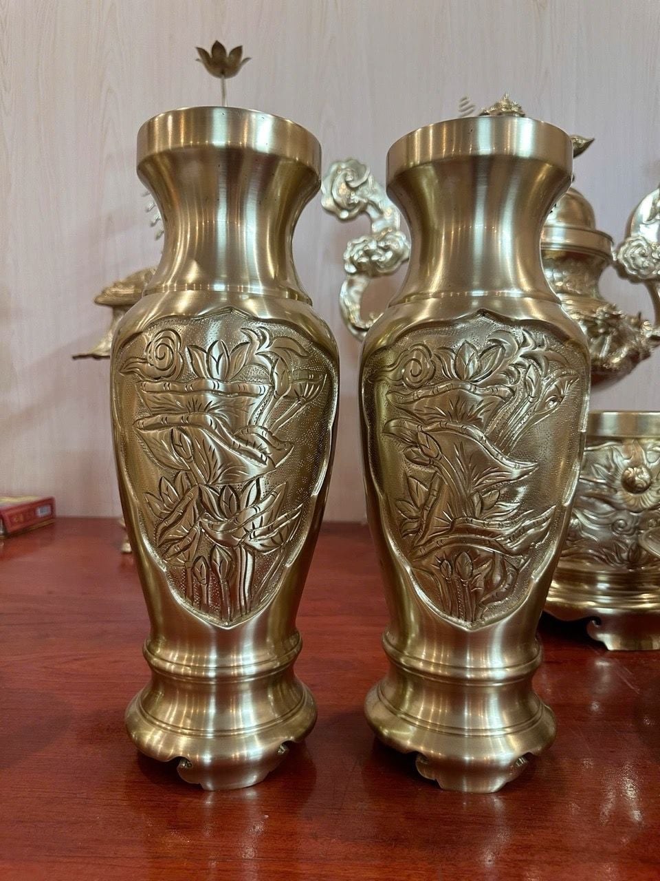 Đôi lọ hoa  sen nổi cát tút