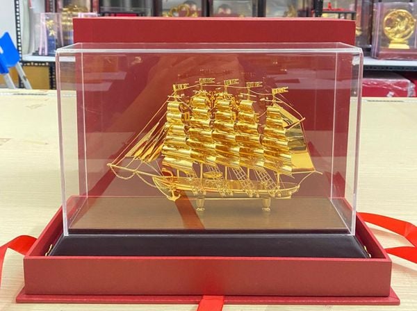Quà tặng sếp: mô hình thuyền buồm mạ vàng 24k