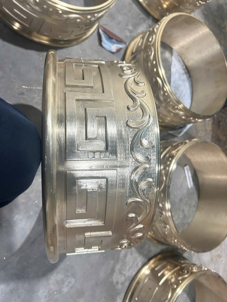 Đai đồng ốp chân cột nhà thờ