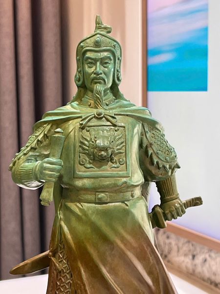 Tượng Trần Hưng Đạo patina vân hỏa biến độc bản chỉ có tại Đồng Phong Thủy.