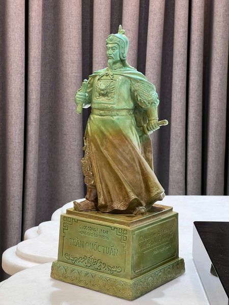 Tượng Trần Hưng Đạo patina vân hỏa biến độc bản chỉ có tại Đồng Phong Thủy.