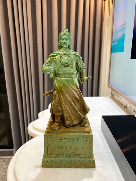 Tượng Trần Hưng Đạo patina vân hỏa biến độc bản chỉ có tại Đồng Phong Thủy.