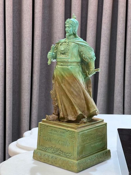 Tượng Trần Hưng Đạo patina vân hỏa biến độc bản chỉ có tại Đồng Phong Thủy.