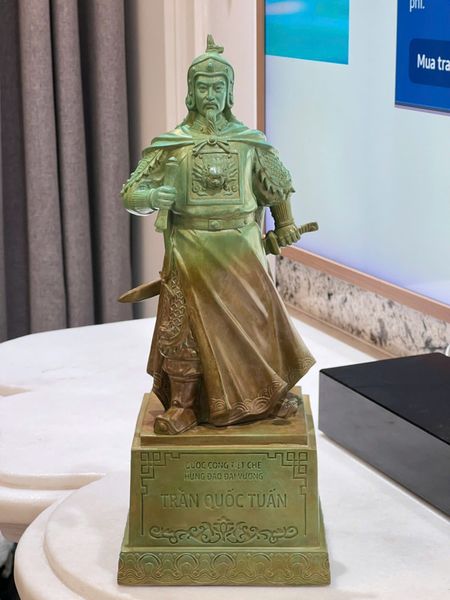 Tượng Trần Hưng Đạo patina vân hỏa biến độc bản chỉ có tại Đồng Phong Thủy.