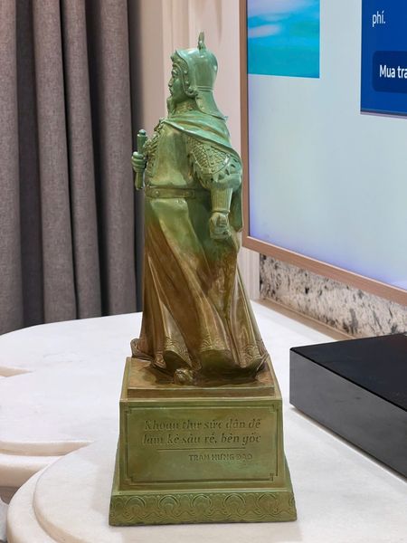 Tượng Trần Hưng Đạo patina vân hỏa biến độc bản chỉ có tại Đồng Phong Thủy.