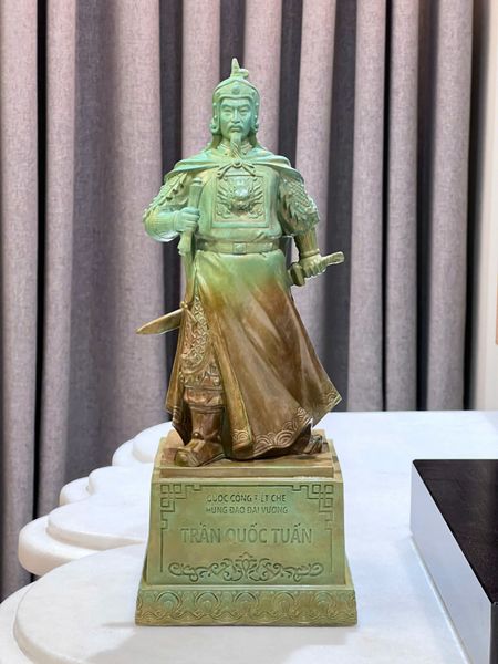 Tượng Trần Hưng Đạo patina vân hỏa biến độc bản chỉ có tại Đồng Phong Thủy.
