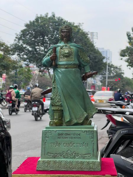 Tượng Trần Quốc Tuấn bằng đồng 50cm patina xanh ngọc lục bích vân cổ