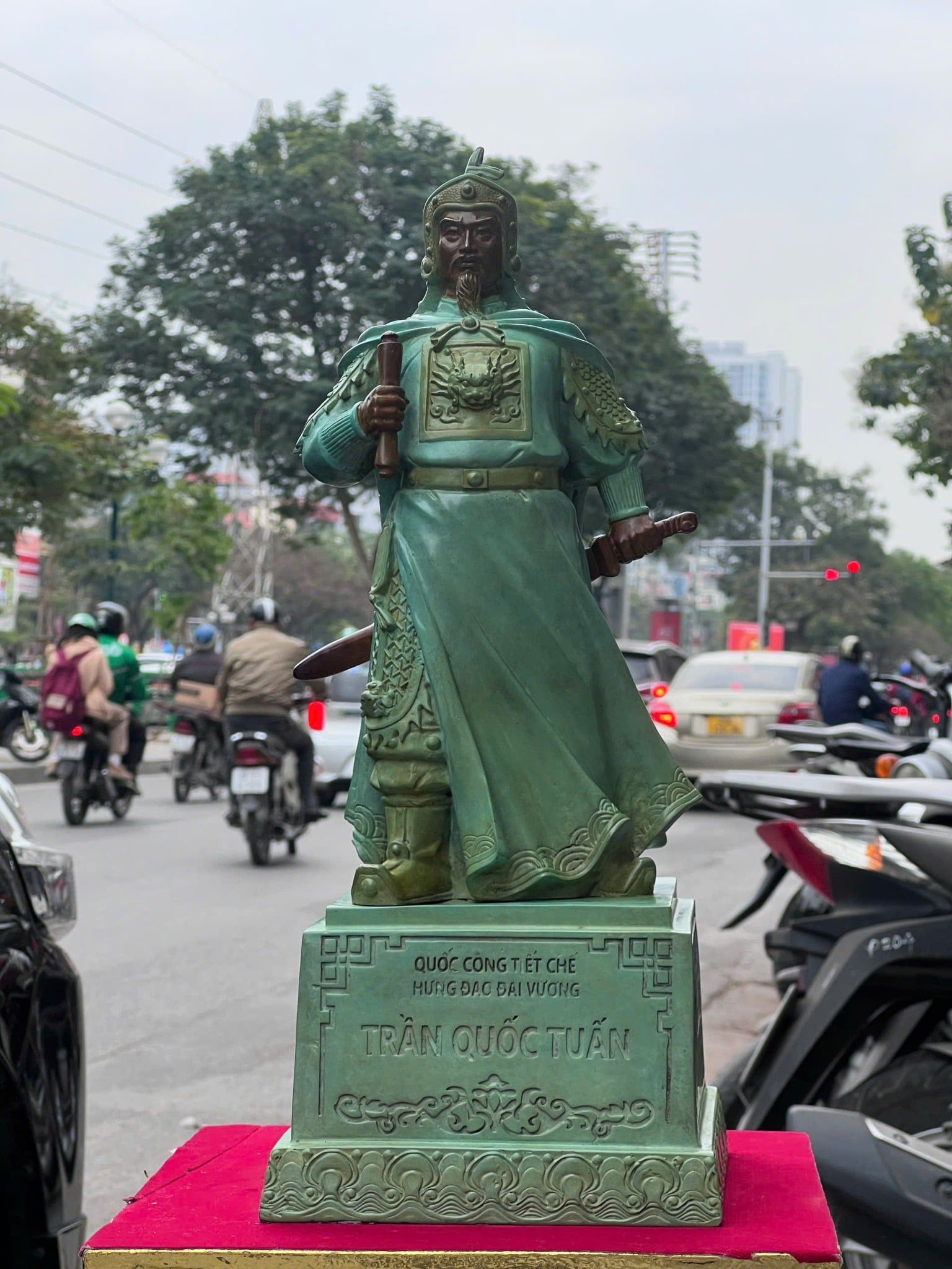 Tượng Trần Quốc Tuấn bằng đồng 50cm patina xanh ngọc lục bích vân cổ