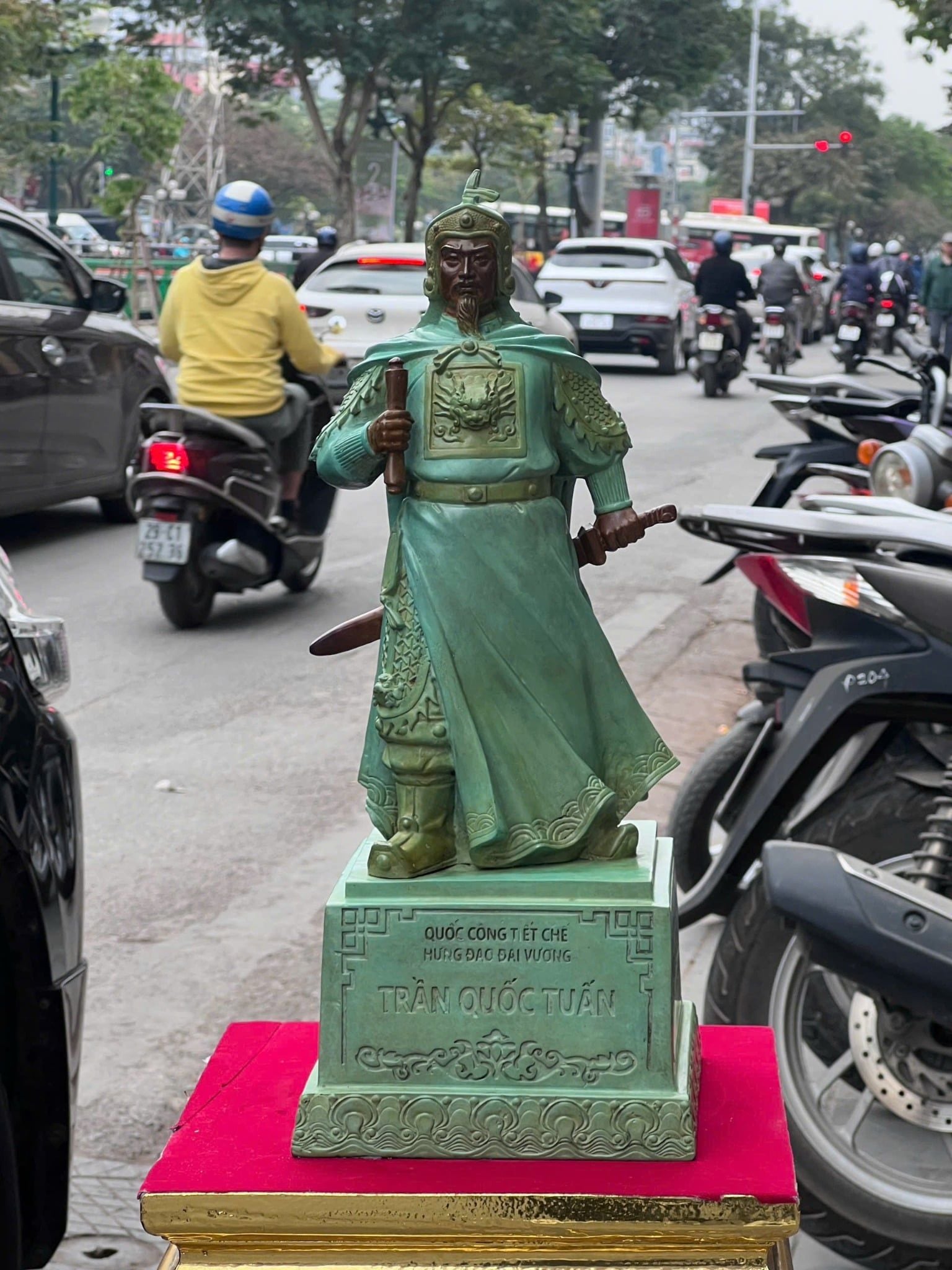 Tượng Trần Quốc Tuấn bằng đồng 50cm patina xanh ngọc lục bích vân cổ