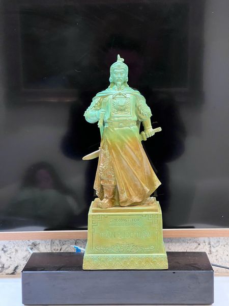 Tượng Trần Hưng Đạo patina vân hỏa biến độc bản chỉ có tại Đồng Phong Thủy.