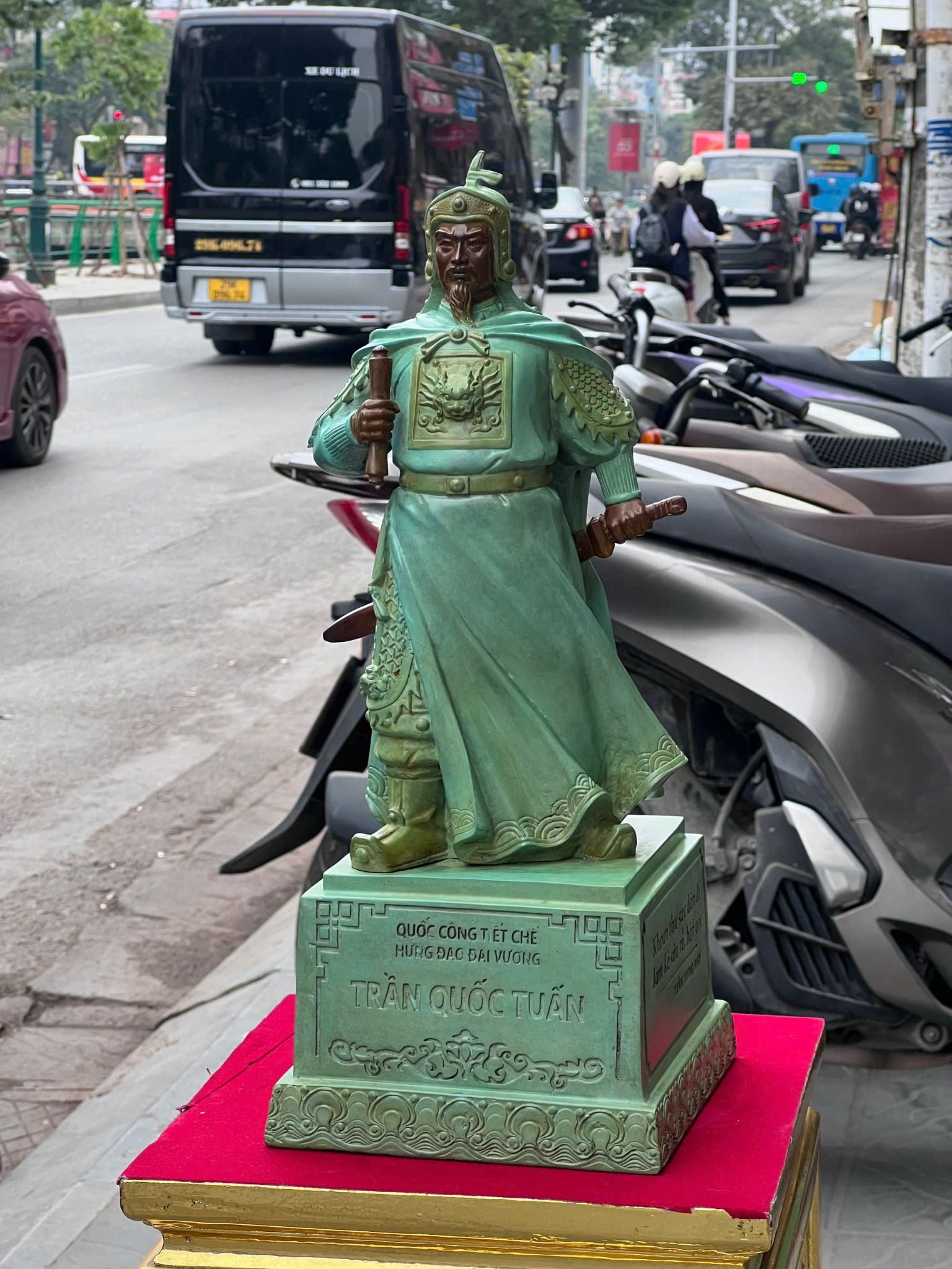 Tượng Trần Quốc Tuấn bằng đồng 50cm patina xanh ngọc lục bích vân cổ