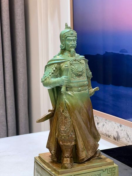 Tượng Trần Hưng Đạo patina vân hỏa biến độc bản chỉ có tại Đồng Phong Thủy.