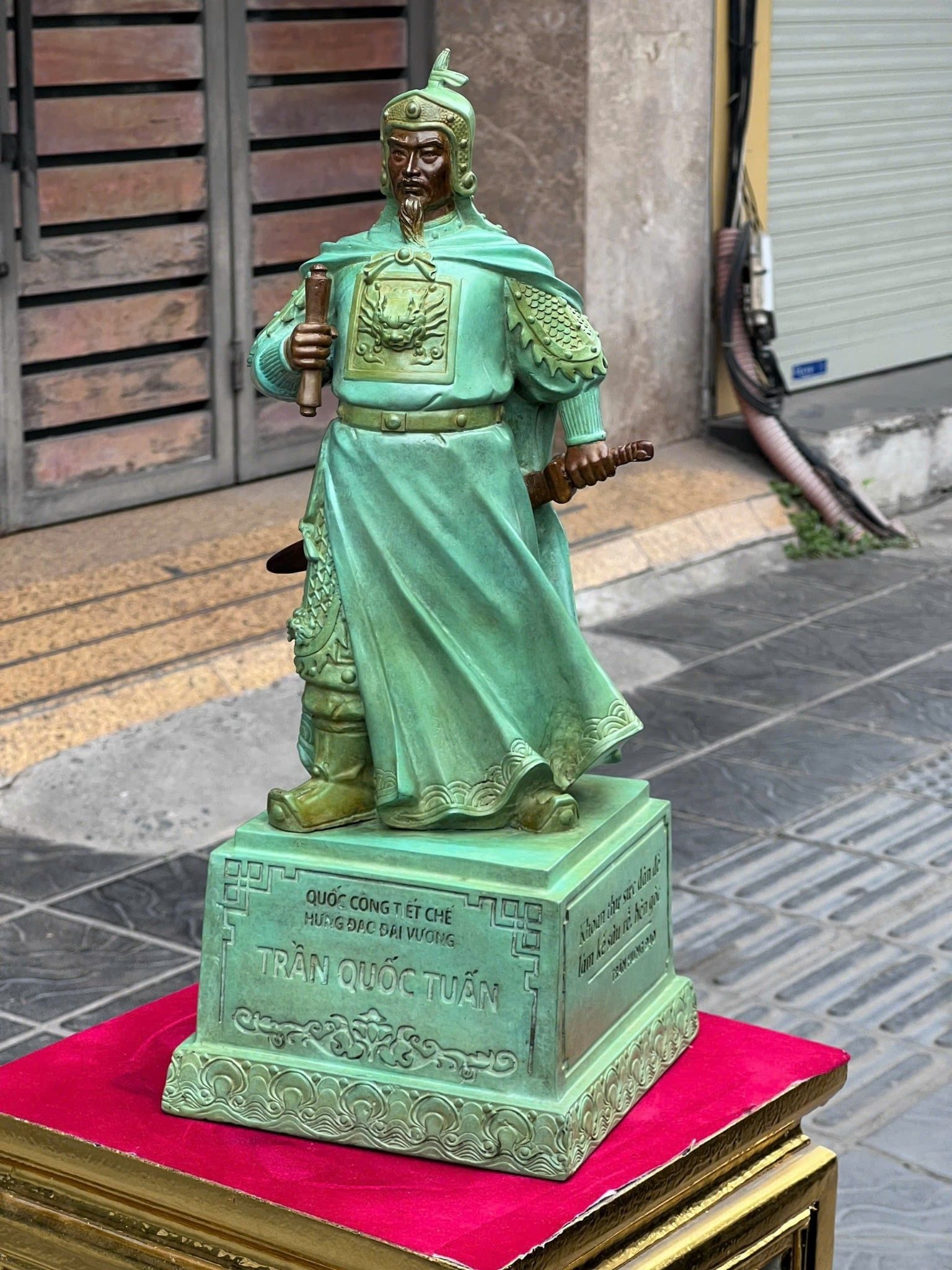 Tượng Trần Quốc Tuấn bằng đồng 50cm patina xanh ngọc lục bích vân cổ