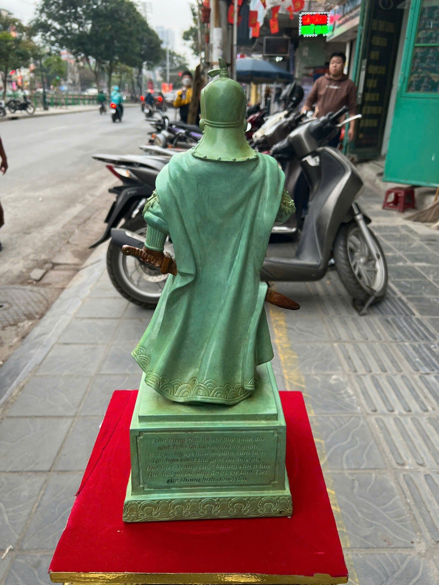 Tượng Trần Quốc Tuấn bằng đồng 50cm patina xanh ngọc lục bích vân cổ