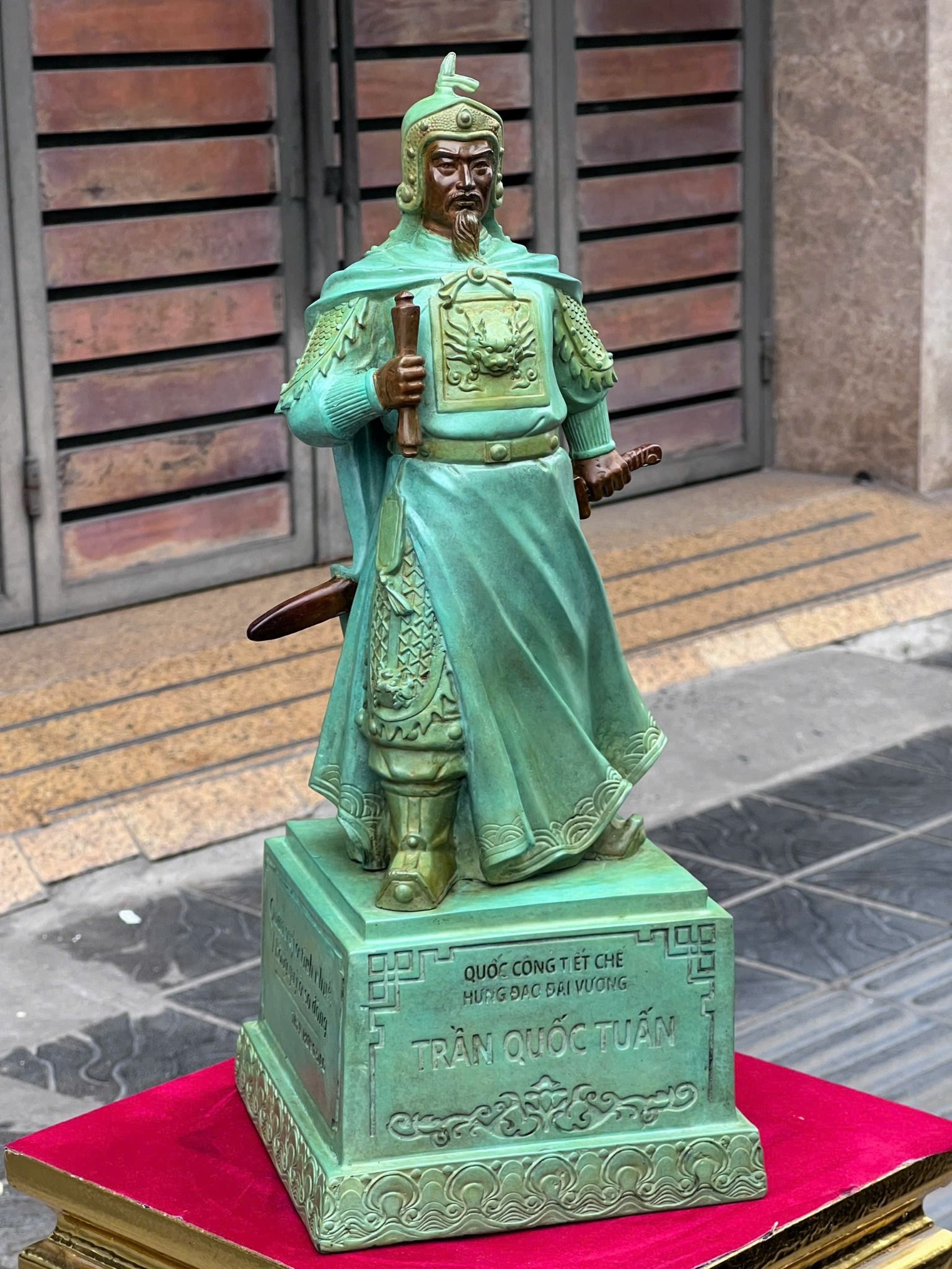 Tượng Trần Quốc Tuấn bằng đồng 50cm patina xanh ngọc lục bích vân cổ