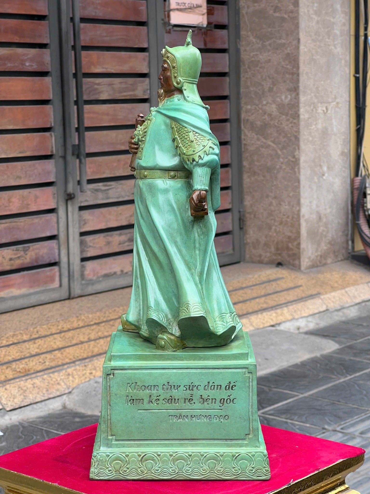Tượng Trần Quốc Tuấn bằng đồng 50cm patina xanh ngọc lục bích vân cổ