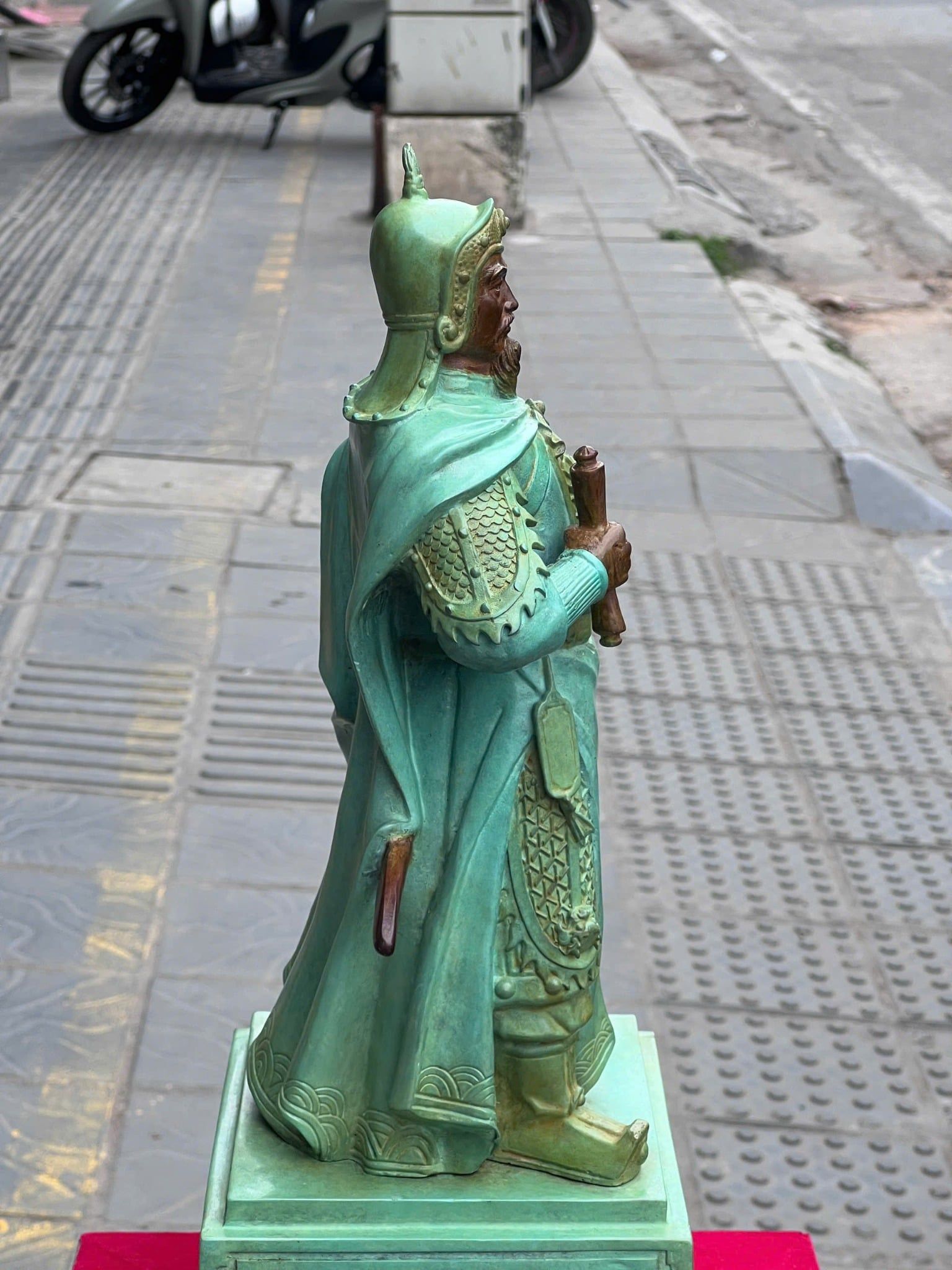 Tượng Trần Quốc Tuấn bằng đồng 50cm patina xanh ngọc lục bích vân cổ