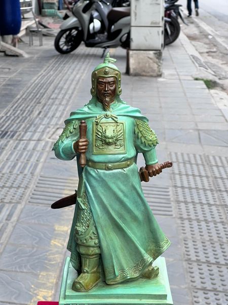 Tượng Trần Quốc Tuấn bằng đồng 50cm patina xanh ngọc lục bích vân cổ