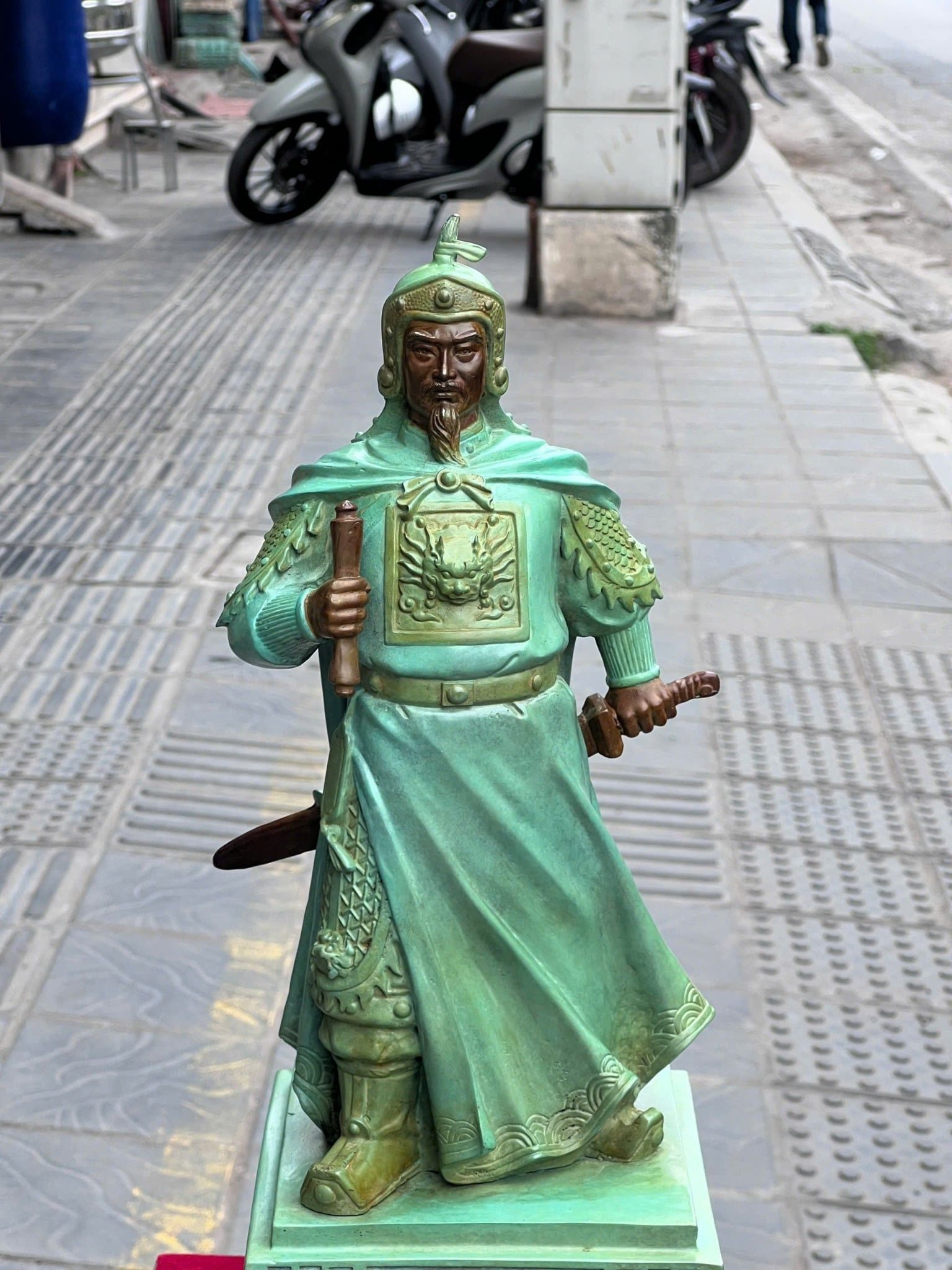 Tượng Trần Quốc Tuấn bằng đồng 50cm patina xanh ngọc lục bích vân cổ