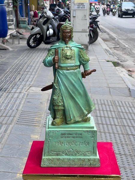 Tượng Trần Hưng Đạo bằng đồng cao 50cm màu ngọc bích vân cổ