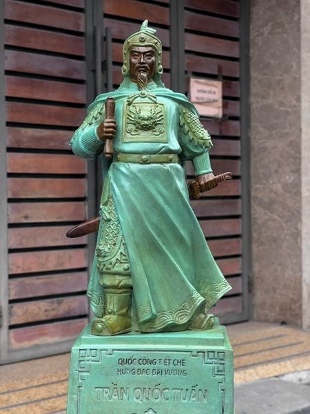 Tượng Trần Hưng Đạo bằng đồng cao 50cm màu ngọc bích vân cổ