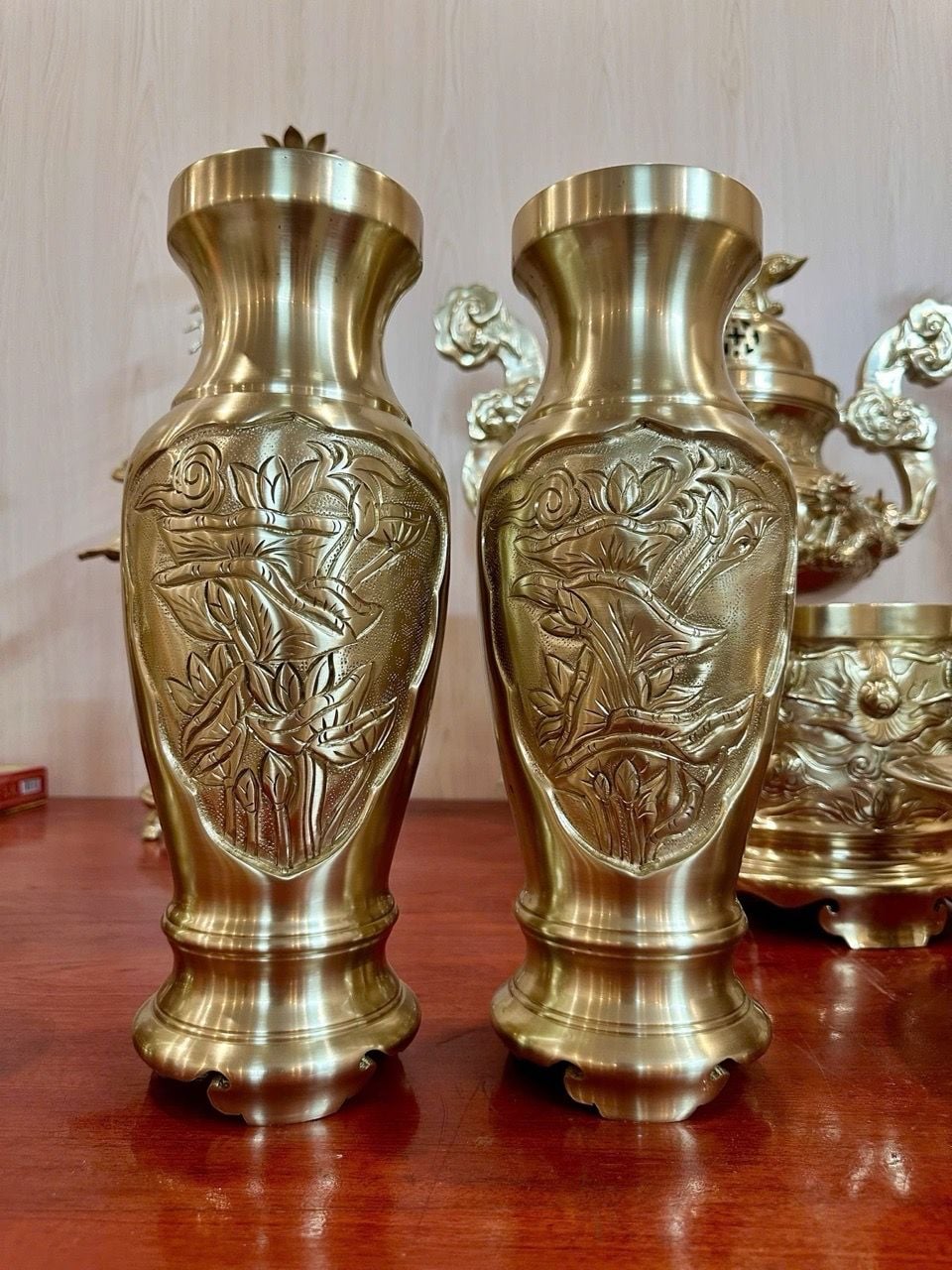 Đôi lọ hoa  sen nổi cát tút