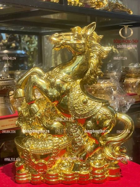 Tượng ngựa bằng đồng dát vàng