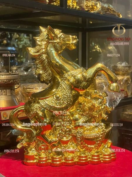 Tượng ngựa bằng đồng dát vàng