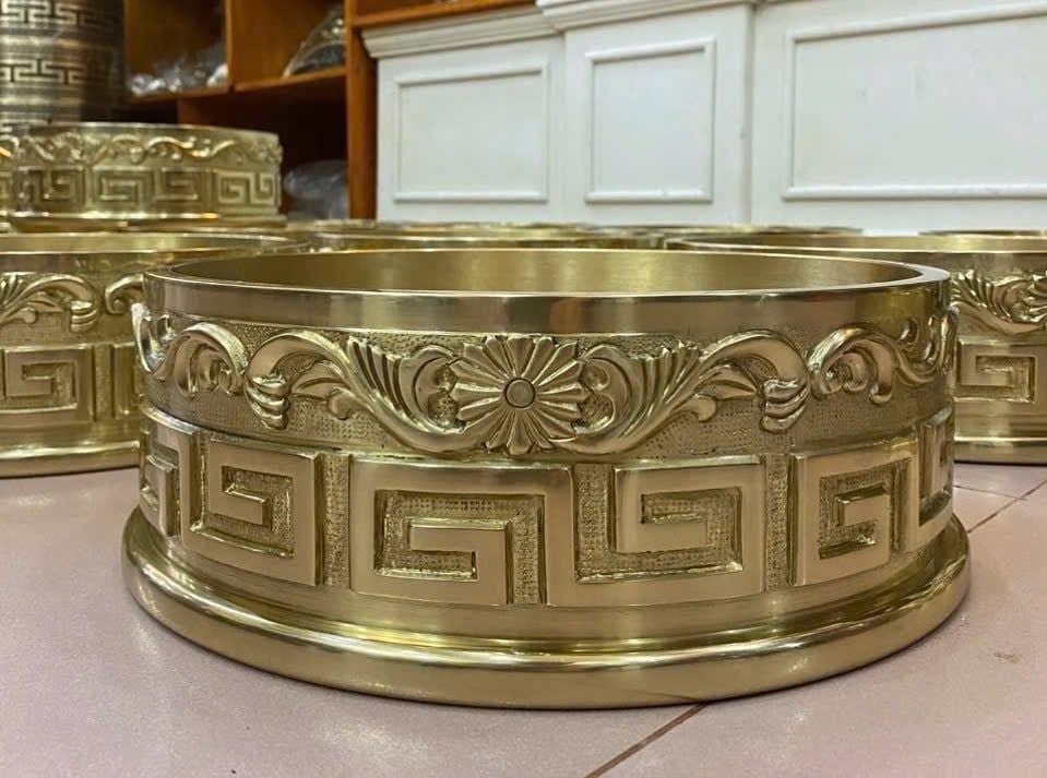 Đai đồng ốp chân cột nhà thờ