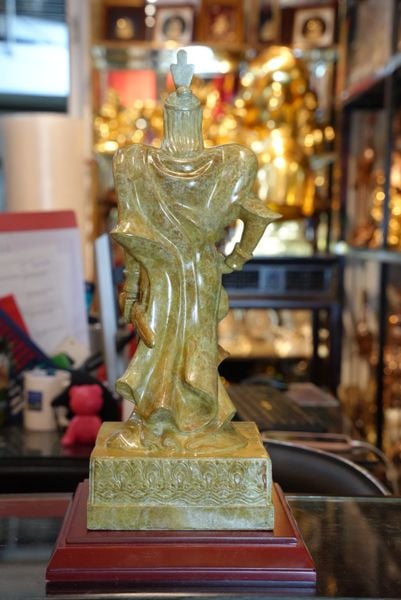 Tượng nữ tướng Lê Chân bằng đồng patina