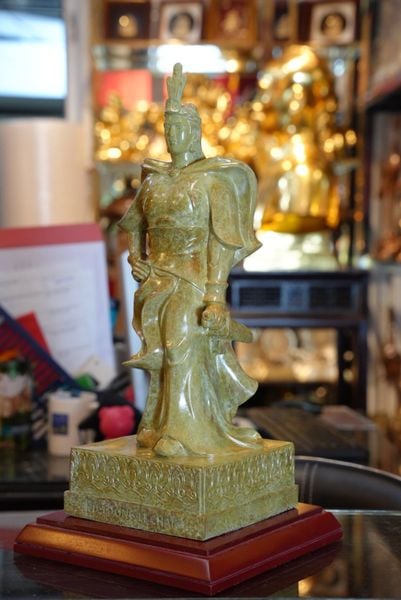 Tượng nữ tướng Lê Chân bằng đồng patina