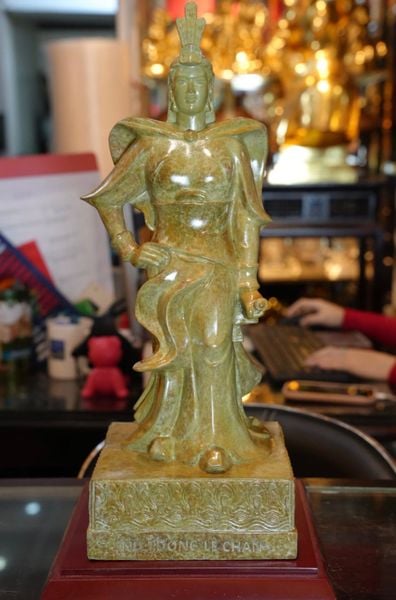 Tượng nữ tướng Lê Chân bằng đồng patina