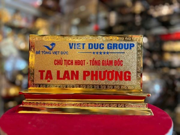 Biển chức danh bằng đồng đúc nguyên khối cnc mạ vàng 24k
