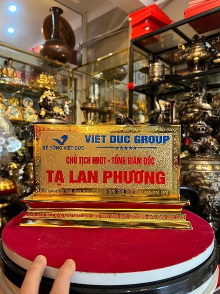 Biển chức danh bằng đồng đúc nguyên khối cnc mạ vàng 24k
