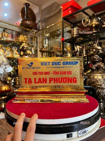 Biển chức danh bằng đồng đúc nguyên khối cnc mạ vàng 24k
