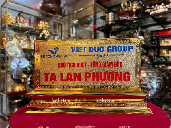 Biển chức danh bằng đồng đúc nguyên khối cnc mạ vàng 24k