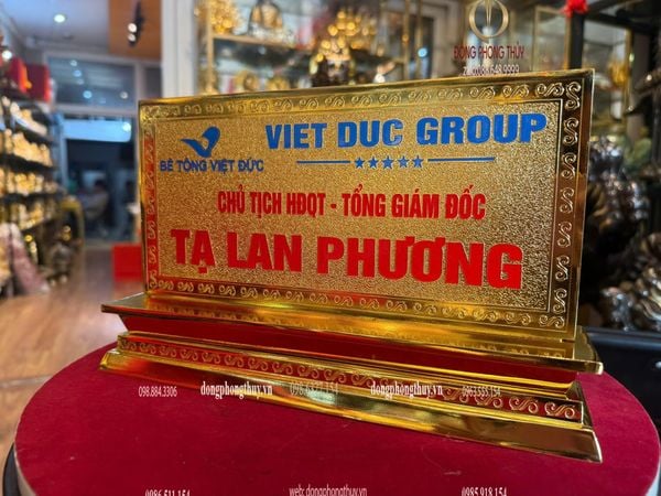 Biển chức danh bằng đồng đúc nguyên khối cnc mạ vàng 24k