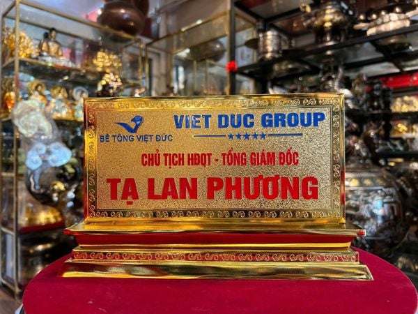 Quà tặng vip-Biển chức danh bằng đồng đúc nguyên khối mạ vàng 24k