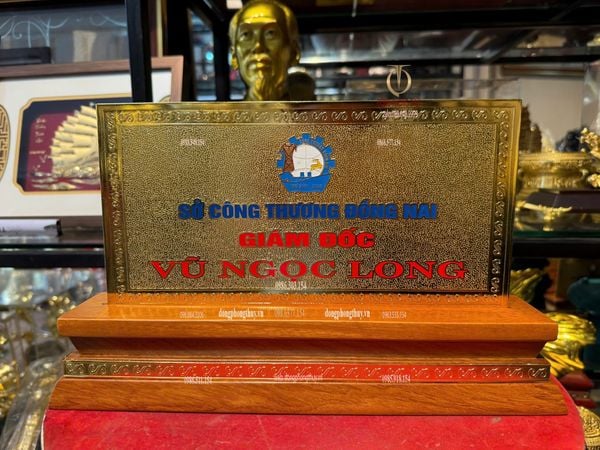 Biển tên để bàn- biển chức danh