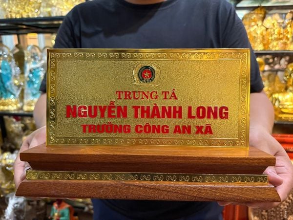 Biển chức danh bằng đồng mạ vàng 24k