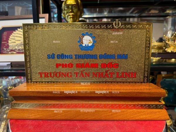 Biển tên để bàn- biển chức danh