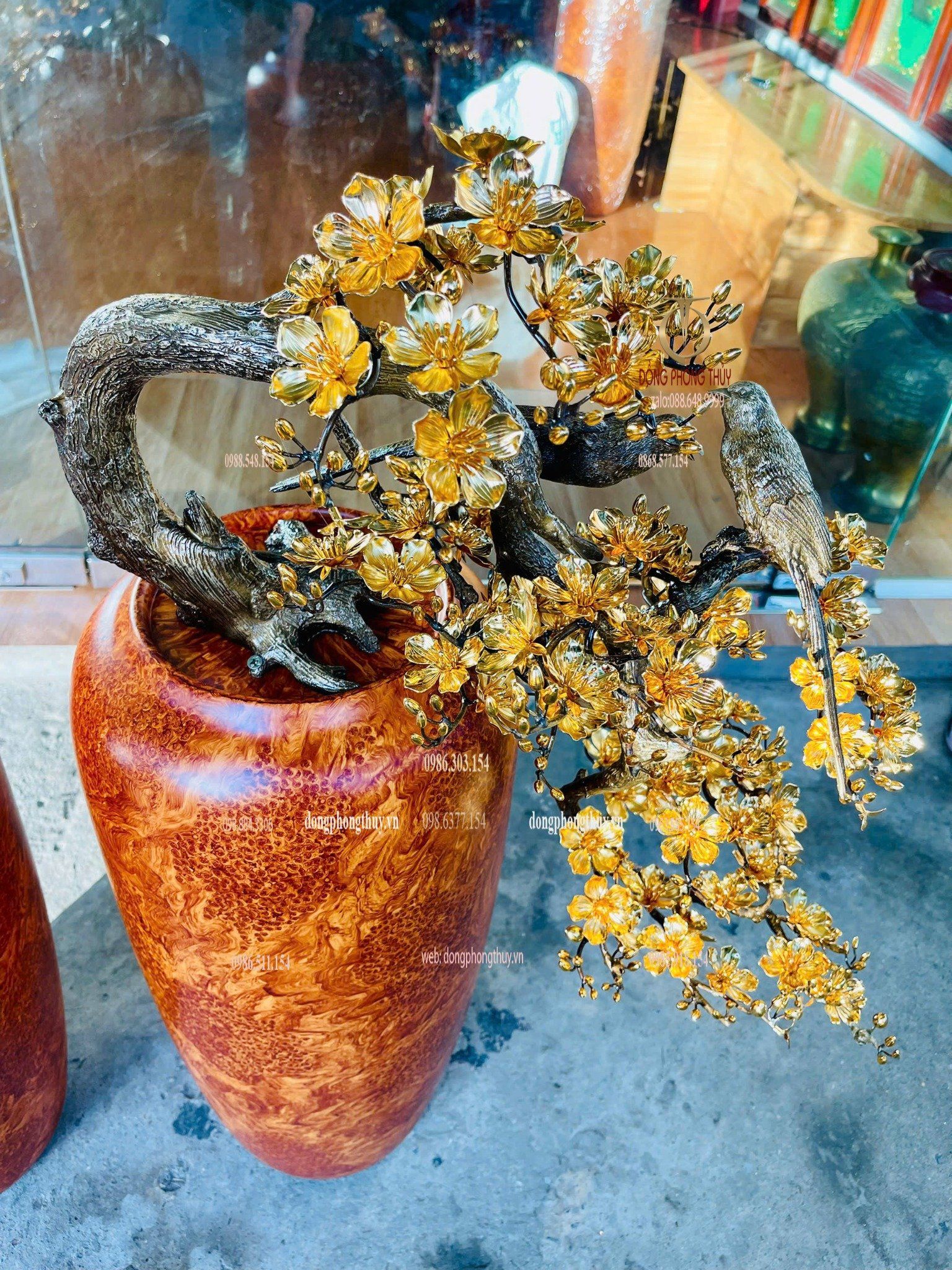 Bình Mai dáng đổ bằng đồng mạ vàng 24k